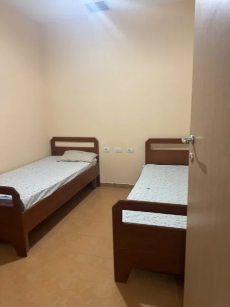 Tirane, jepet me qera apartament 2+1 Kati 1, 450 € (Kodra e Diellit)