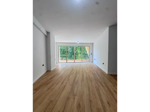 Tirane, shes apartament 2+1+Ballkon Kati 1, 109 m² 209.300 € (Rruga Muzaket)