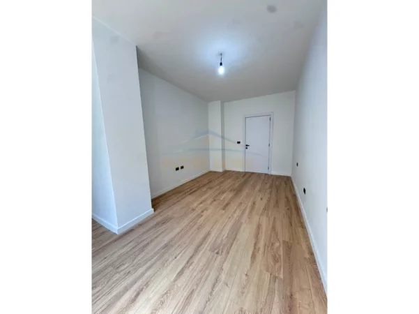 Tirane, shes apartament 2+1+Ballkon Kati 1, 109 m² 209.300 € (Rruga Muzaket)