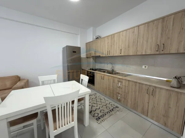 Shqiperi, jepet me qera apartament 2+1 Kati 5, 600 € (Golden Park)