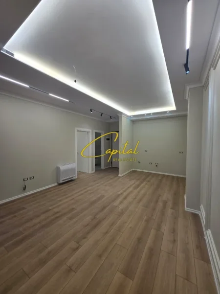 Tirane, jepet me qera zyre Kati 2, 67 m² 600 € (KOMUNA E PARISIT)