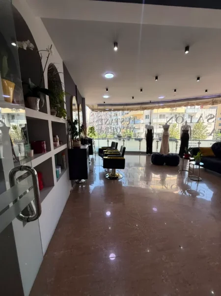 Tirane, jepet me qera dyqan Kati 1, 100 m² 1.500 € (BULEVARDI MIGJENI)