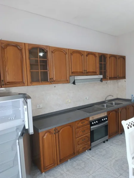 Tirane, jepet me qera apartament 1+1 Kati 2, 70 m² 350 € (Poshte Spitali Amerikan 2)