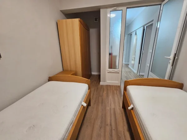 Tirane, jepet me qera apartament 2+1 Kati 1, 800 € (ish blloku)