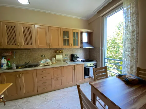 Tirane, jepet me qera apartament 1+1 Kati 4, 71 m² 500 € (laprake)