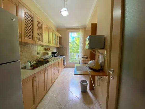 Tirane, jepet me qera apartament 1+1 Kati 4, 71 m² 500 € (laprake)