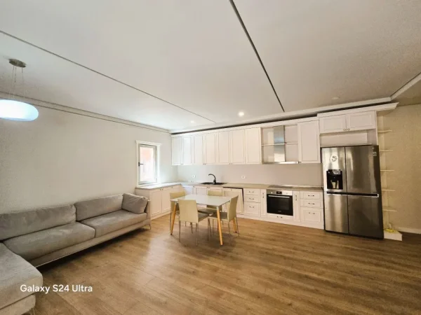 Tirane, jepet me qera apartament 2+1+Ballkon Kati 3, 125 m² 1.100 € (Rr. Kavajës)