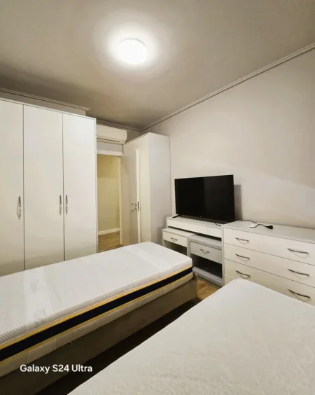 Tirane, jepet me qera apartament 2+1+Ballkon Kati 3, 125 m² 1.100 € (Rr. Kavajës)