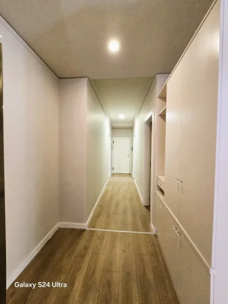 Tirane, jepet me qera apartament 2+1+Ballkon Kati 3, 125 m² 1.100 € (Rr. Kavajës)