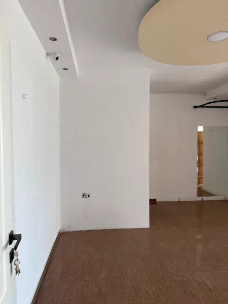 Tirane, jepet me qera dyqan Kati 1, 50 m² 600 € (BULEVARDI MIGJENI)