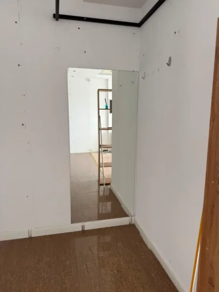 Tirane, jepet me qera dyqan Kati 1, 50 m² 600 € (BULEVARDI MIGJENI)