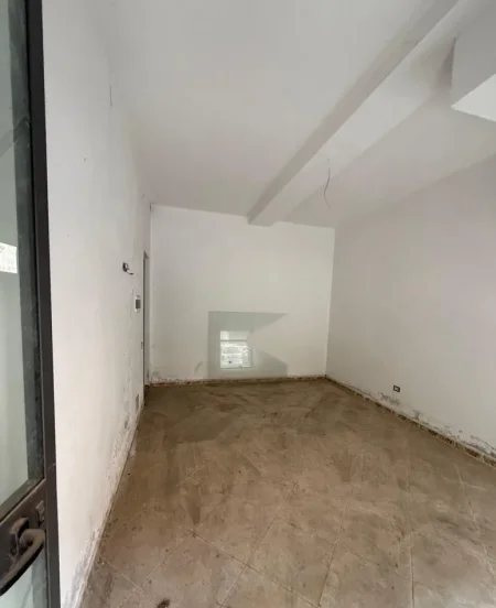 Tirane, shitet ambjent biznesi Kati 1, 165.240 € (Ali Demi)