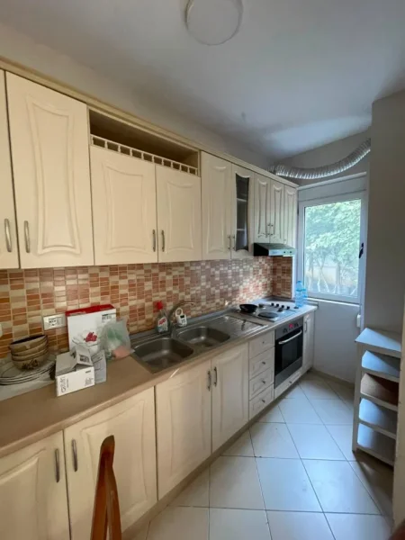 Tirane, jepet me qera apartament 2+1 Kati 2, 90 m² 500 € (Fusha Ali Demi)