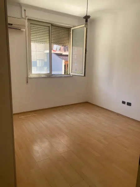 Tirane, jepet me qera apartament 2+1 Kati 3, 92 m² 700 € (Brryli)