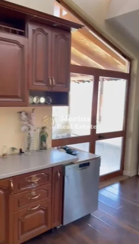 Tirane, jepet me qera apartament Studio Kati 1, 400 m² 1.200 € (Rruga Sulejman Kalaja)