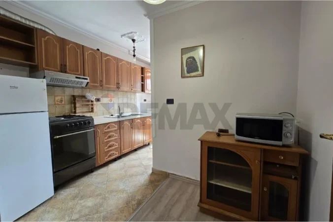 Tirane, jepet me qera apartament 1+1 , 