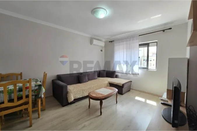 Tirane, jepet me qera apartament 1+1 , 