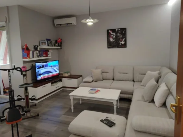 Tirane, jepet me qera apartament 1+1 Kati 4, 70 m² 650 € (Qendra Kristal)