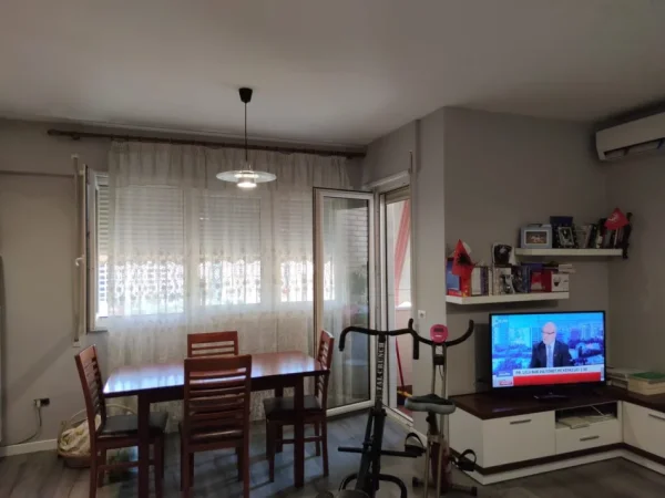 Tirane, jepet me qera apartament 1+1 Kati 4, 70 m² 650 € (Qendra Kristal)