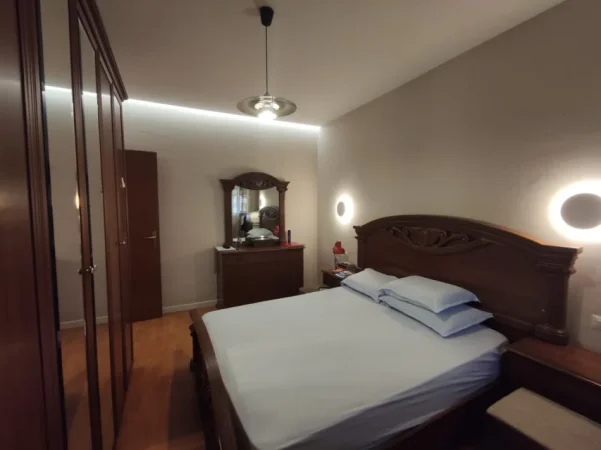 Tirane, jepet me qera apartament 1+1 Kati 4, 70 m² 650 € (Qendra Kristal)