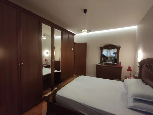 Tirane, jepet me qera apartament 1+1 Kati 4, 70 m² 650 € (Qendra Kristal)