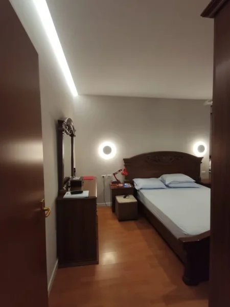 Tirane, jepet me qera apartament 1+1 Kati 4, 70 m² 650 € (Qendra Kristal)
