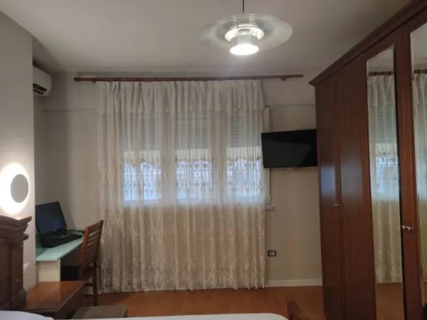 Tirane, jepet me qera apartament 1+1 Kati 4, 70 m² 650 € (Qendra Kristal)