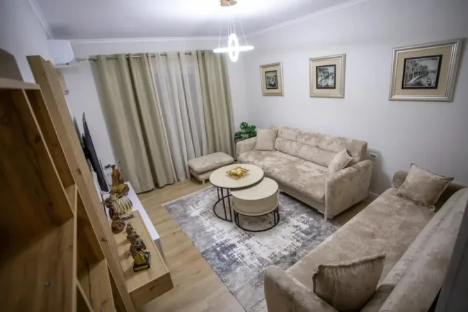Tirane, jepet me qera apartament 1+1 Kati 2, 70 m² 500 € (Xhamlliku)
