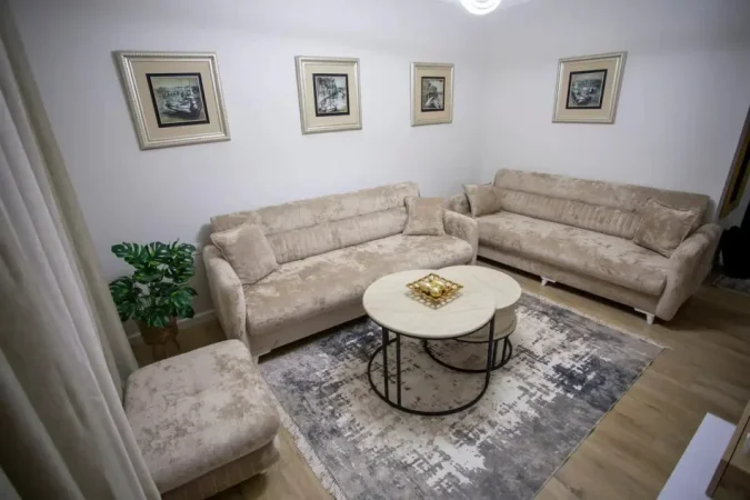 Tirane, jepet me qera apartament 1+1 Kati 2, 70 m² 500 € (Xhamlliku)