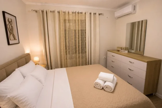Tirane, jepet me qera apartament 1+1 Kati 2, 70 m² 500 € (Xhamlliku)