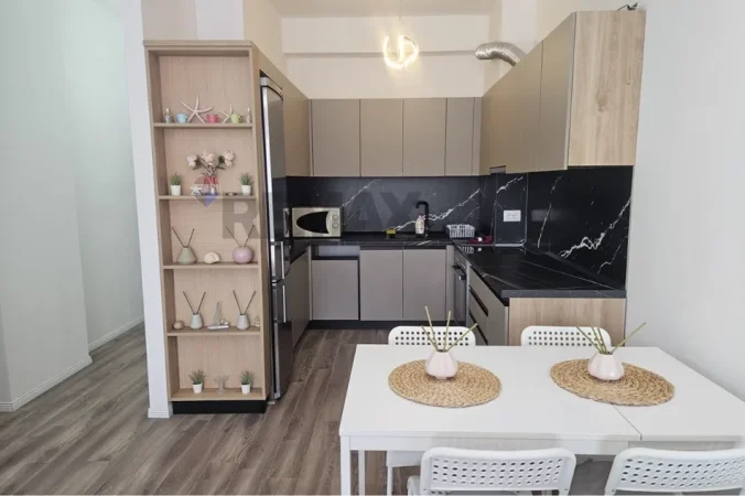 Tirane, jepet me qera apartament 2+1 , 