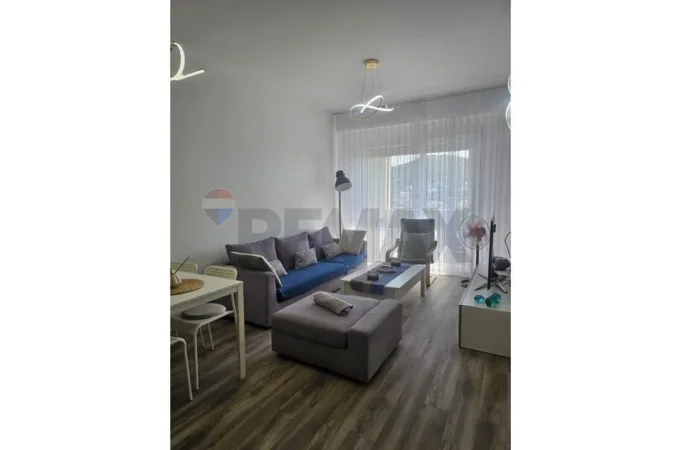 Tirane, jepet me qera apartament 2+1 , 