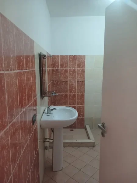 Tirane, jepet me qera apartament 1+1 , 67 m² 390 € (rruga e dajtit)