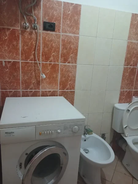Tirane, jepet me qera apartament 1+1 , 67 m² 390 € (rruga e dajtit)