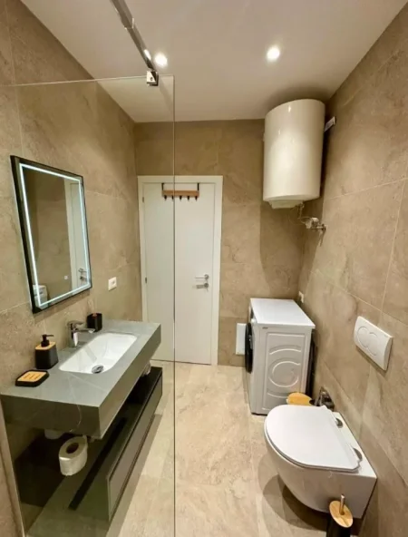 Tirane, jepet me qera apartament 2+1 , 85 m² 700 € (Ali Demi)