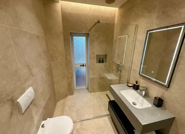 Tirane, jepet me qera apartament 2+1 , 85 m² 700 € (Ali Demi)
