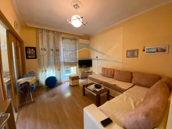 Tirane, jepet me qera apartament 1+1+Ballkon Kati 4, 72 m² 500 € (LAPRAK)