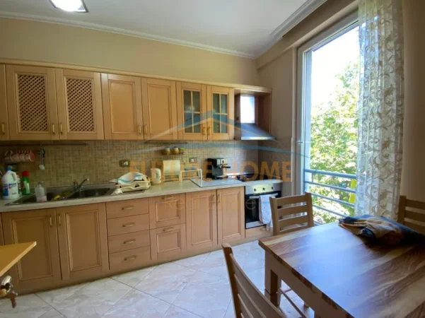 Tirane, jepet me qera apartament 1+1+Ballkon Kati 4, 72 m² 500 € (LAPRAK)