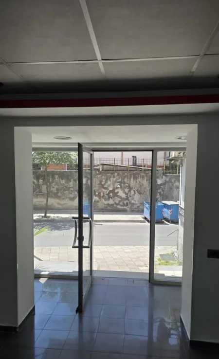 Tirane, shitet ambjent biznesi Kati 1, 40 m² 115.000 € (Shkolla e Bashkuar)