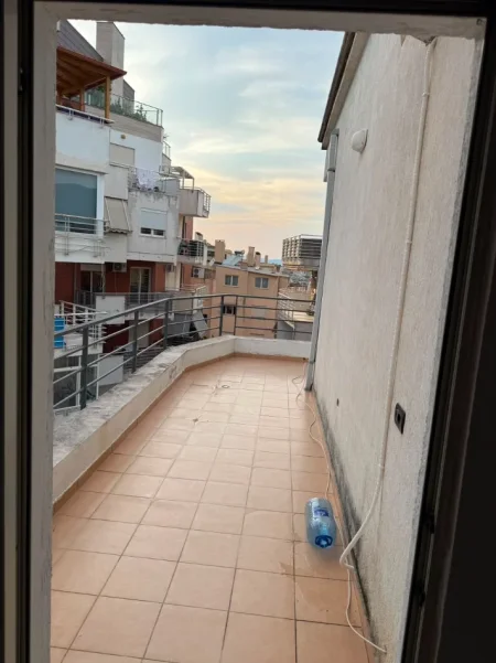 Shqiperi, jepet me qera apartament 2+1+Ballkon , (Liqeni that)