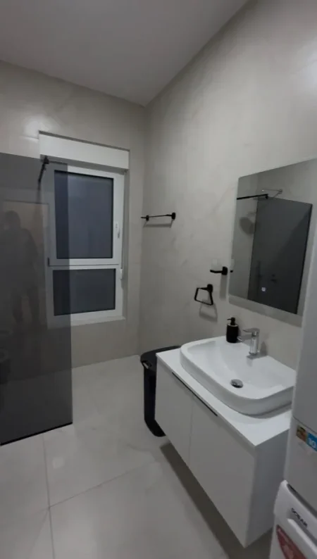 Tirane, jepet me qera apartament 1+1 Kati 6, 60 m² 500 € (Ali Demi)