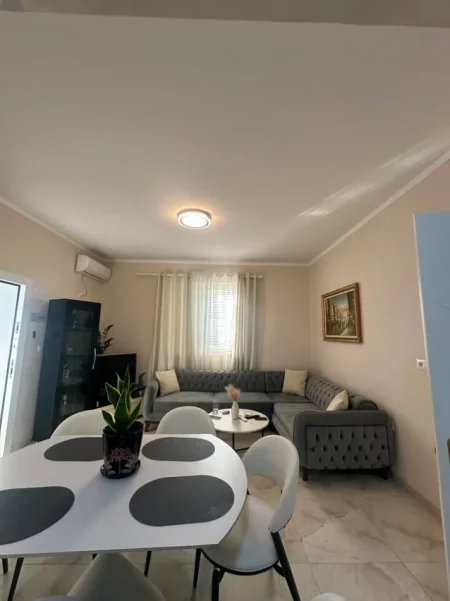 Tirane, jepet me qera apartament 1+1+Ballkon Kati 1, 60 m² 700 € (Spitali Amerikan 2)