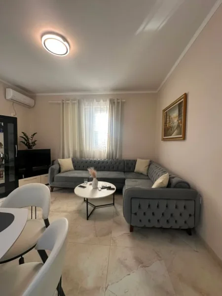 Tirane, jepet me qera apartament 1+1+Ballkon Kati 1, 60 m² 700 € (Spitali Amerikan 2)