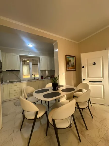 Tirane, jepet me qera apartament 1+1+Ballkon Kati 1, 60 m² 700 € (Spitali Amerikan 2)