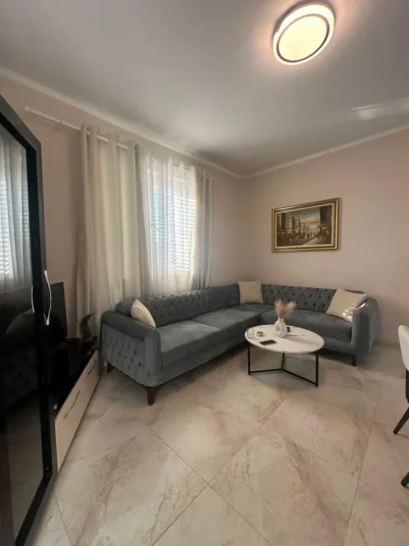 Tirane, jepet me qera apartament 1+1+Ballkon Kati 1, 60 m² 700 € (Spitali Amerikan 2)