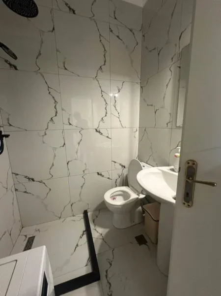 Tirane, jepet me qera apartament 1+1+Ballkon Kati 1, 60 m² 700 € (Spitali Amerikan 2)