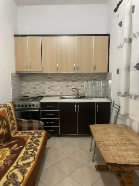 Tirane, jepet me qera apartament 1+1 Kati 2, 70 m² 360 € (Rruga 5 Maji)