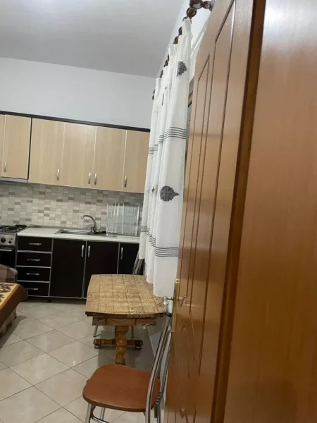 Tirane, jepet me qera apartament 1+1 Kati 2, 70 m² 360 € (Rruga 5 Maji)
