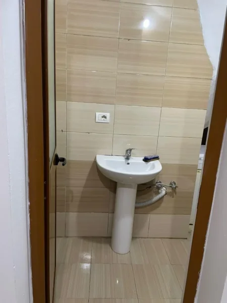 Tirane, jepet me qera apartament 1+1 Kati 2, 70 m² 360 € (Rruga 5 Maji)