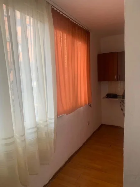 Tirane, jepet me qera apartament 1+1 Kati 1, 65 m² 400 € (Rruga Bardhyl)